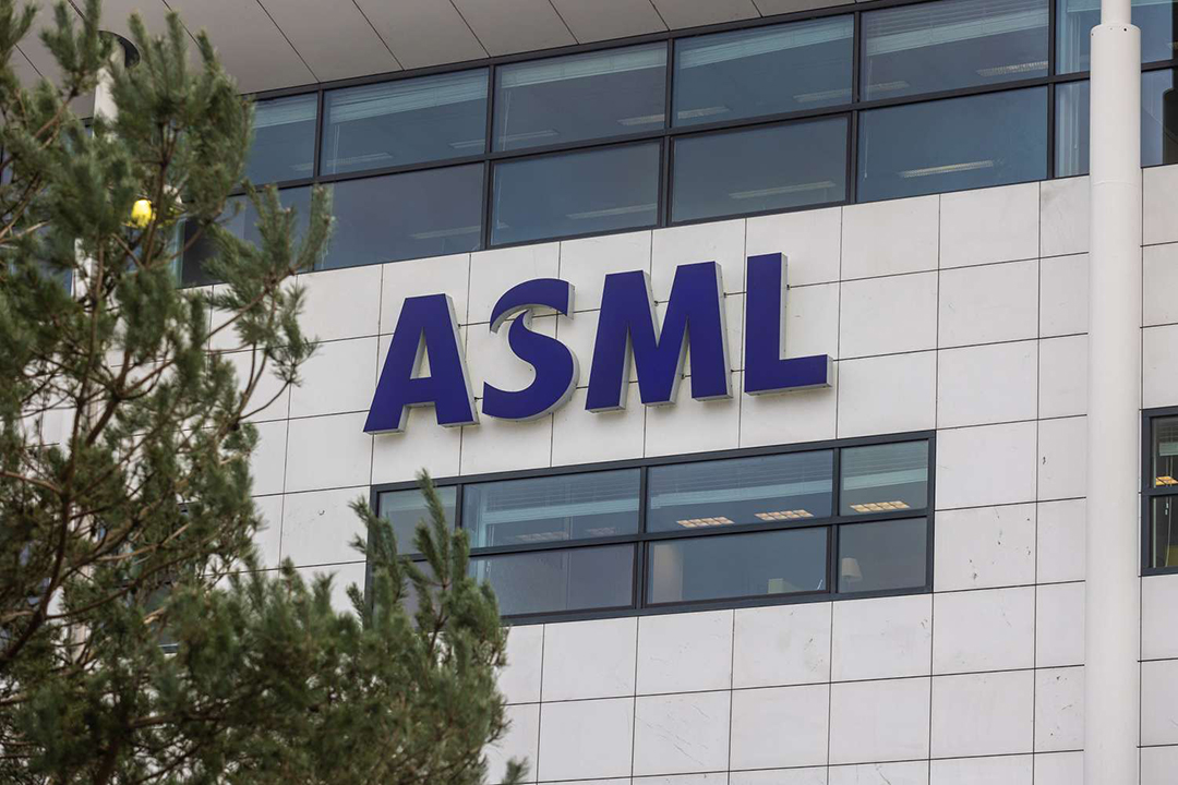 ASML's third-quarter performance declined, and its stock price plunged!